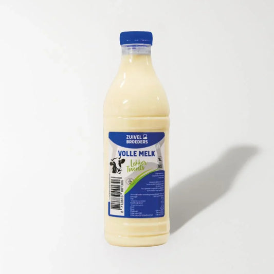 Fles Twentse volle melk op witte achtergrond, lokale zuivel uit Twente, plastic dop