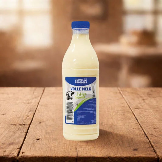 Fles volle melk uit Twente op houten tafel, lokaal zuivelproduct, puur en onbewerkt